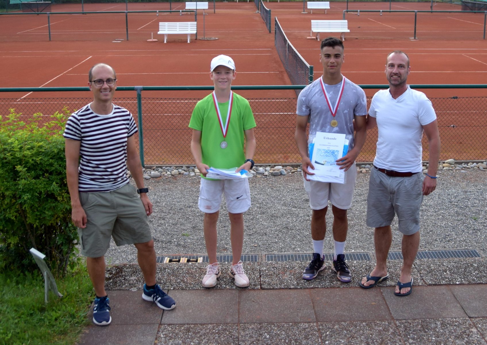 Sieger U18 Junioren : Tom Sternig und Yamin Benarbi mit Jugendwart Jochen Beck & 1. Vorstand Andreas Schätzle