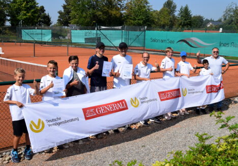 Alle Teilnehmer in den neuen Teamoutfits