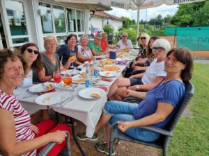 Die Damen 50 mit ihren Gegnerinnen nach getaner Arbeit...