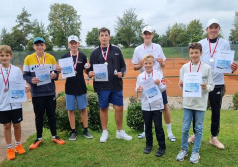 Die Protagonisten 2021: v.l. Luca Landmann, Lorenz Lauria, Tom Sternig, Simon Cichy Julian Mehler, Nicolas Arnold. Vorne stehend: Matheo Florian und Felix Boes