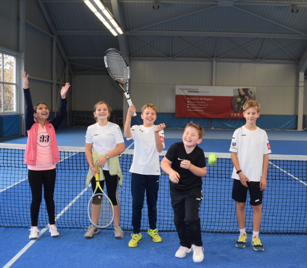 Die U12 hatten Spaß bei ihrem 6:0-Sieg. V.l.: Letizia Marisescu, Teresa Sternig, Phillip Kolb, Valentin Schramme, Jonas Beck