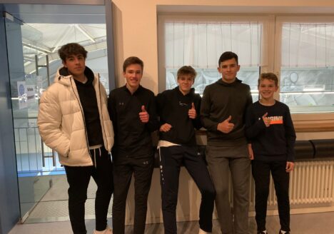 Die U18-Junioren nach ihrem Sieg gegen Ostrach: v.l. Kapitän Simon Cichy coachte seine Kollegen Nico Arnold, Julian Mehler, Valentin Lauria & Luca Landmann