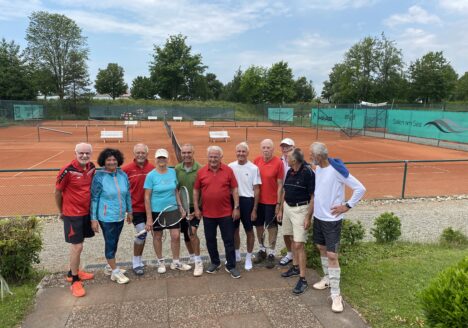Die siegreiche Mannschaft zusammen mit den Kressbronner Tennisfreunden