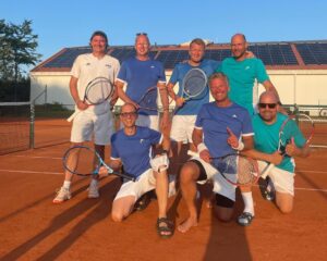 Herren 40-2 sind Meister Stehend v.l.: Peter Dürr, Gregor Stehle, Daniel Lanz, Marc-Oliver Sattler Kniend: Jochen Beck, Ralf Hauser, Michael Lang