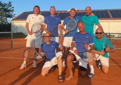 Herren 40-2 sind Meister Stehend v.l.: Peter Dürr, Gregor Stehle, Daniel Lanz, Marc-Oliver Sattler Kniend: Jochen Beck, Ralf Hauser, Michael Lang