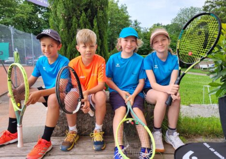 Theo Trauthwein, Paul Totzauer, Jakob Mittl und Pia Günthör bei ihrem U12-Debüt