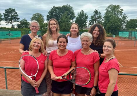 Spielen nächstes Jahr in der Verbandliga - die Damen 40 des TCL , v.l. oben: Christine Schmitt, Nadine Knaus, Daniela Maier, Christiane Peschke. Unten: Barbara Osterloff, Kirsten Hauser, Nicola Bukovec und Sandra Harder.